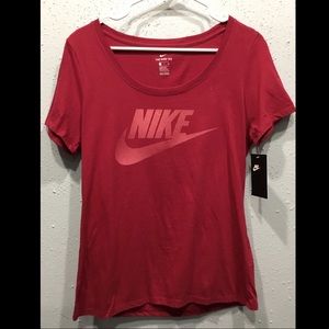 NWT Women’s Nike Red T-Shirt (S)